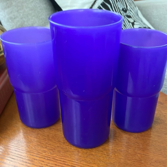 VINTAGE TUPPERWARE SET OF 3 STACKING PURPLE TUMBLERS SMOOTH SHINY 2 12oz 1 18oz - Picture 4 of 8